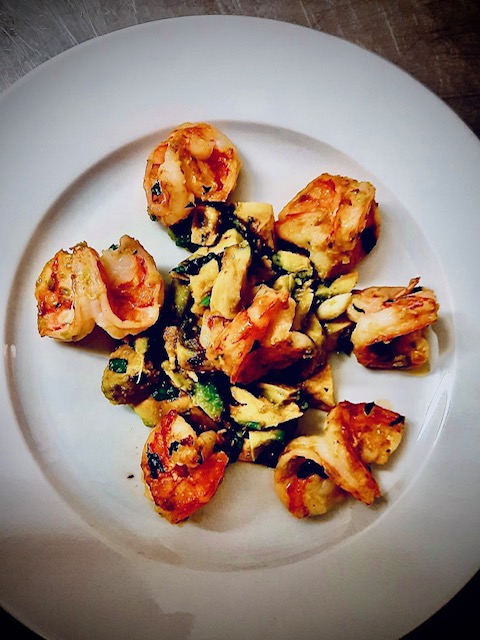 gebratene Garnelen mit geschmolzener Avocado